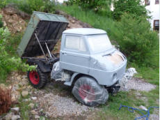 UNIMOG, Kabine grundiert.