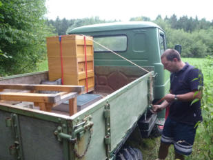 Bienen werden umgesetzt